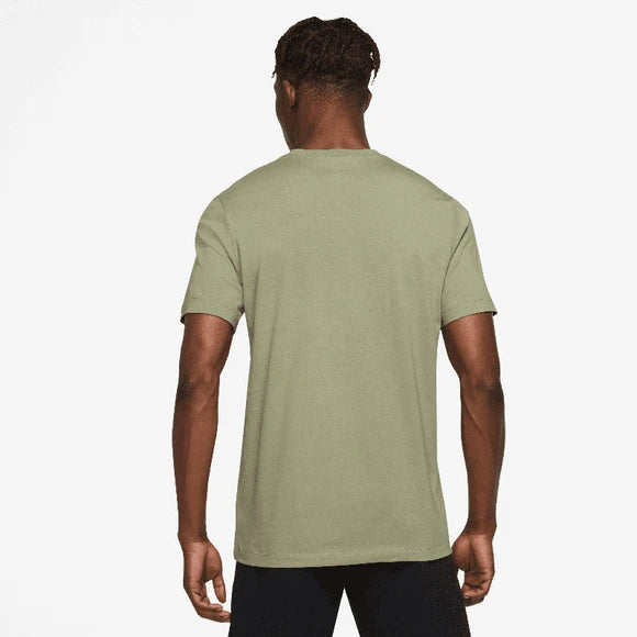 Camiseta Nike Club. Hombre