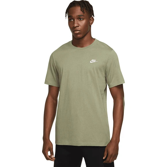 Camiseta Nike Club. Hombre