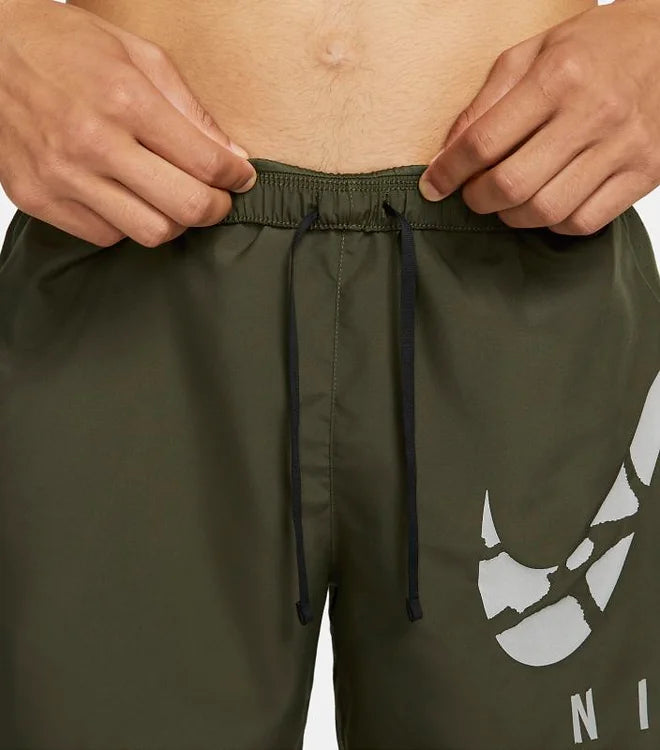 Pantaloneta Nike Verde Dri-Fit. Hombre