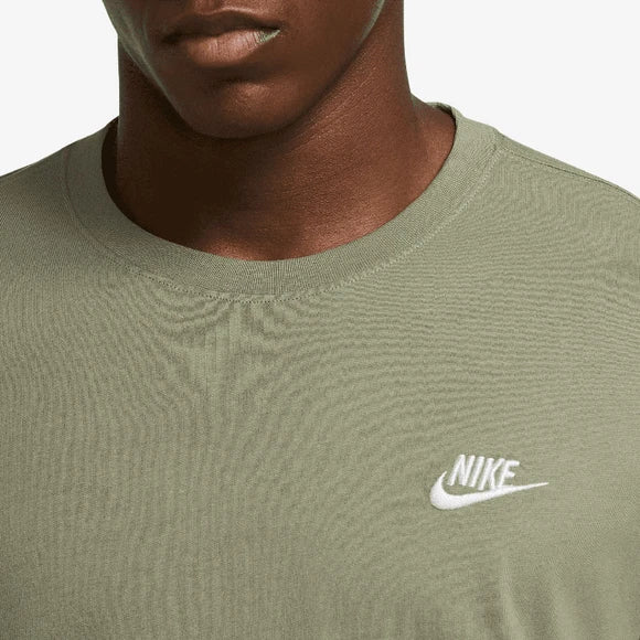 Camiseta Nike Club. Hombre